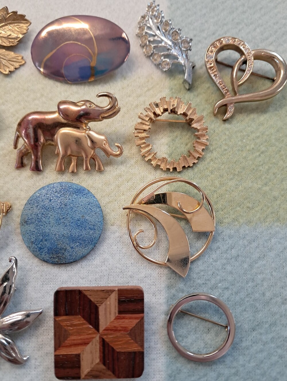 Brooches Vintage Costume Jewelry Lot Elephant Heart Feather Leaf - Picture 7 of 13
